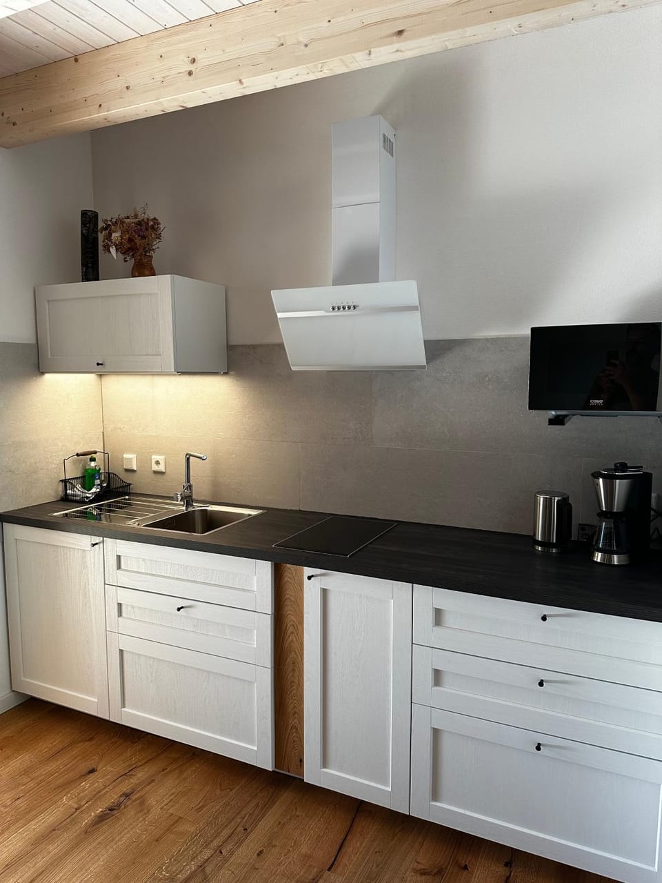 Coffee/tea facilities, Kitchen or kitchenette, stove