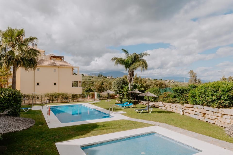 Swimming pool, sunbed