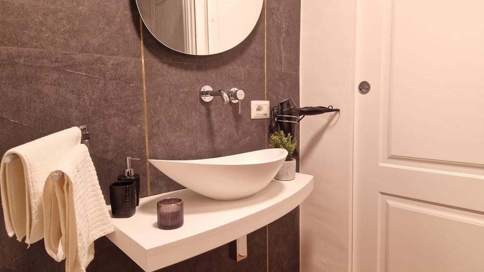 Bathroom, towels