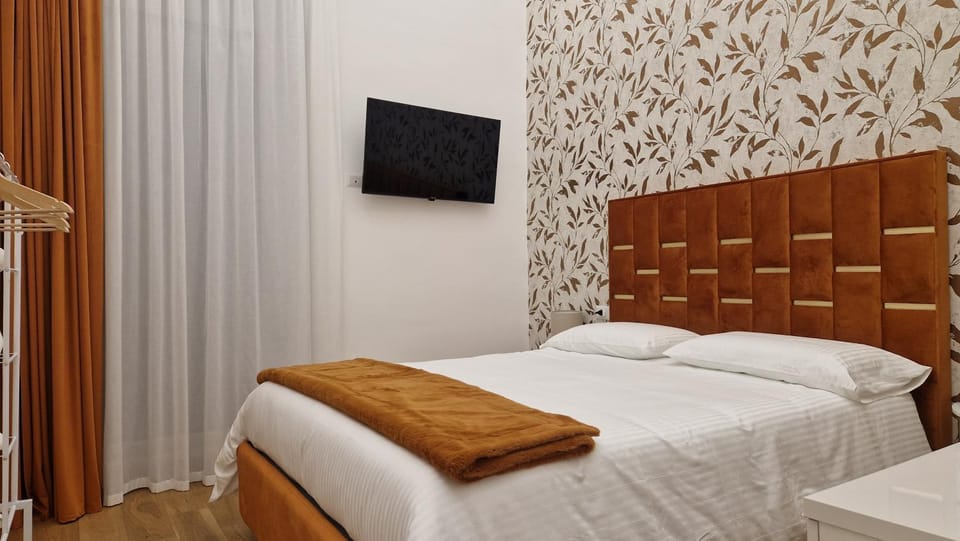 Bed, TV and multimedia, Photo of the whole room, Bedroom