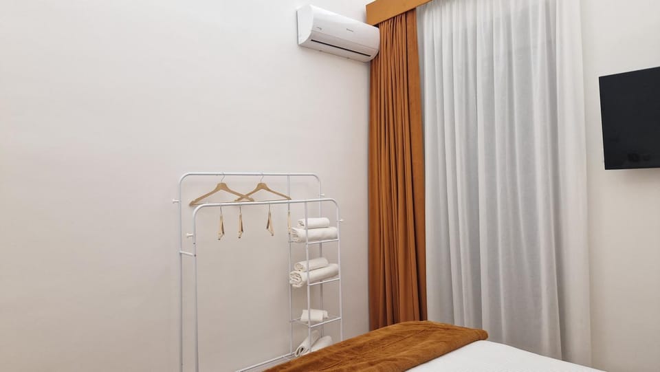 Bed, TV and multimedia, Photo of the whole room, Bedroom, towels, wardrobe, air conditioner