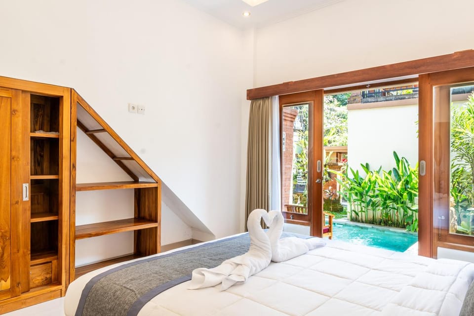 Bed, Photo of the whole room, Bedroom, Pool view, Swimming pool, Swimming pool, towels