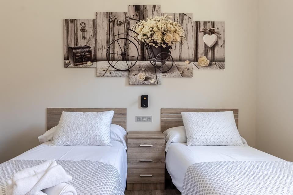 Bed, Photo of the whole room, Decorative detail, Bedroom