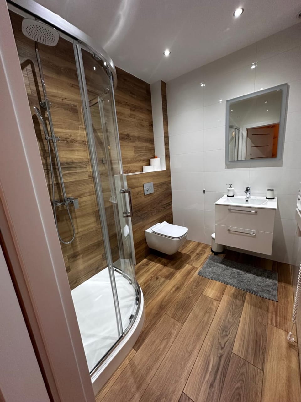 Shower, Toilet, Bathroom, towels