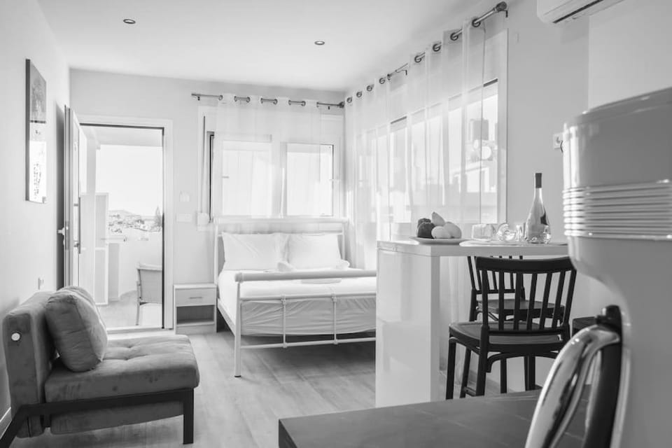 Bed, Kitchen or kitchenette, Photo of the whole room, Seating area, Dining area