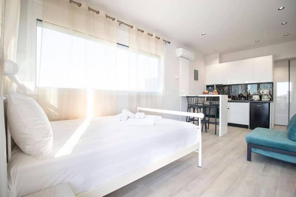 Bed, Kitchen or kitchenette, Photo of the whole room, Seating area