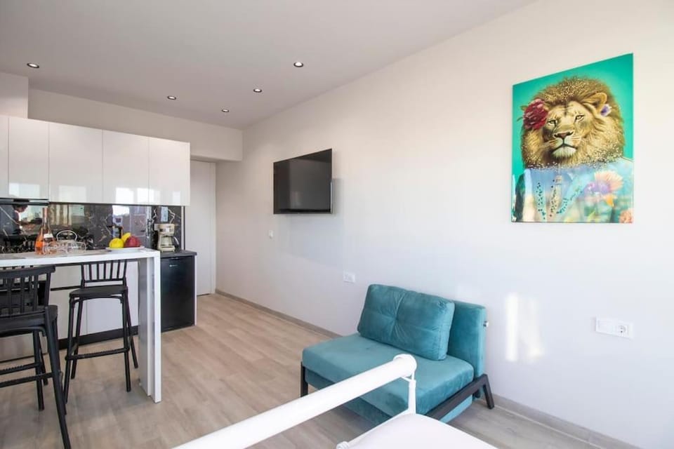 Kitchen or kitchenette, Seating area, Dining area