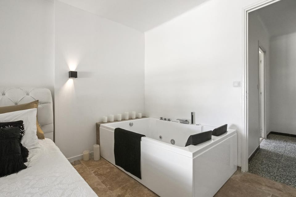 Bathroom, Living room