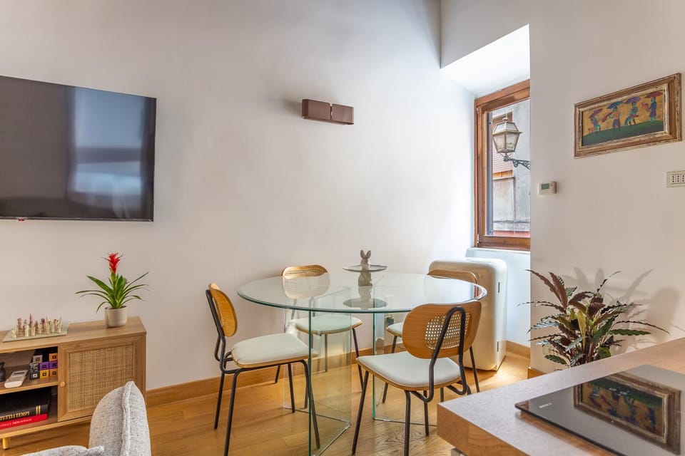 TV and multimedia, Living room, Seating area, Dining area