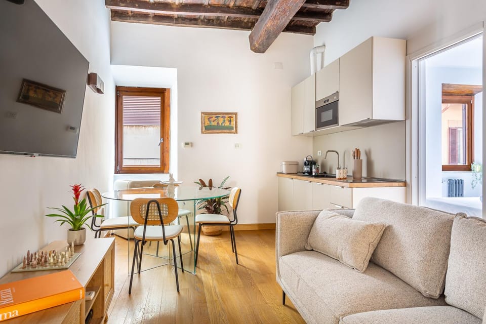 Kitchen or kitchenette, Living room, Seating area, Dining area
