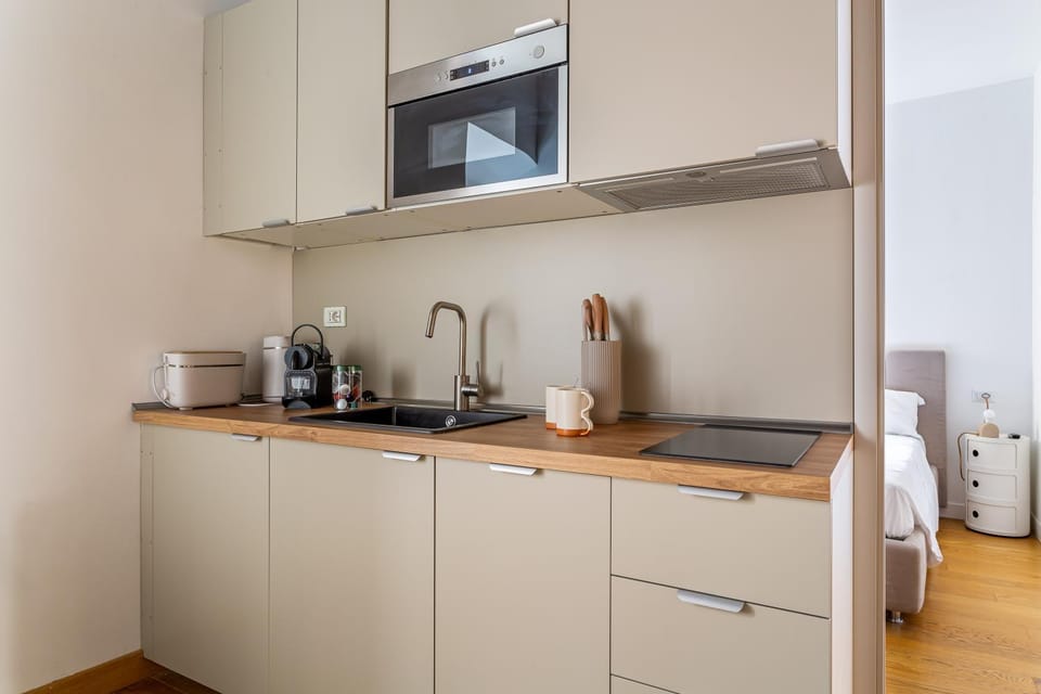 Coffee/tea facilities, Kitchen or kitchenette, stove, toaster