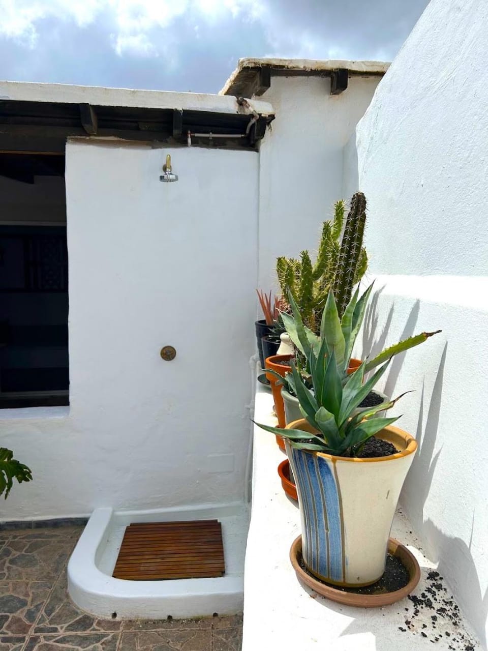 Shower, Patio, Balcony/Terrace