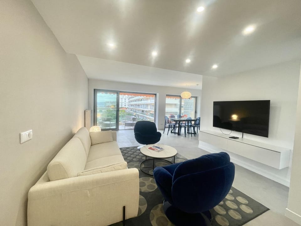 Communal lounge/ TV room, Living room