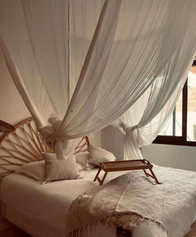 Bed, Living room, Photo of the whole room, Seating area, Bedroom