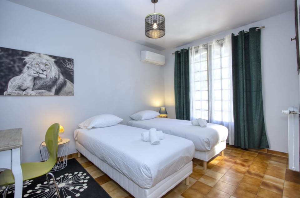 Bed, Photo of the whole room, Bedroom, air conditioner