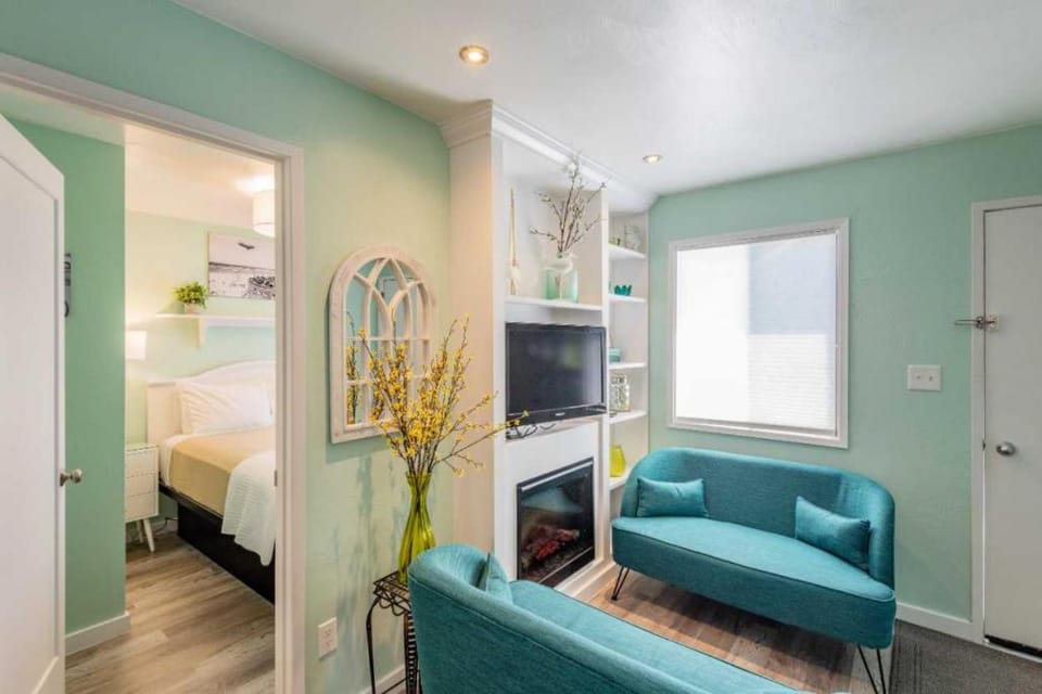 Communal lounge/ TV room, Bed, TV and multimedia, Living room, Seating area, fireplace