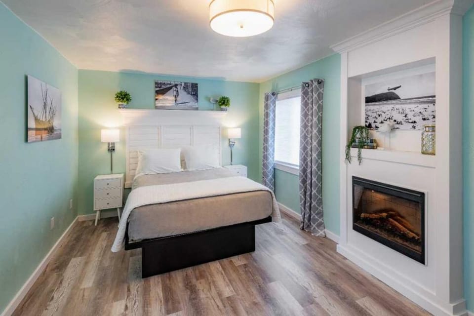 Bed, Bedroom, fireplace