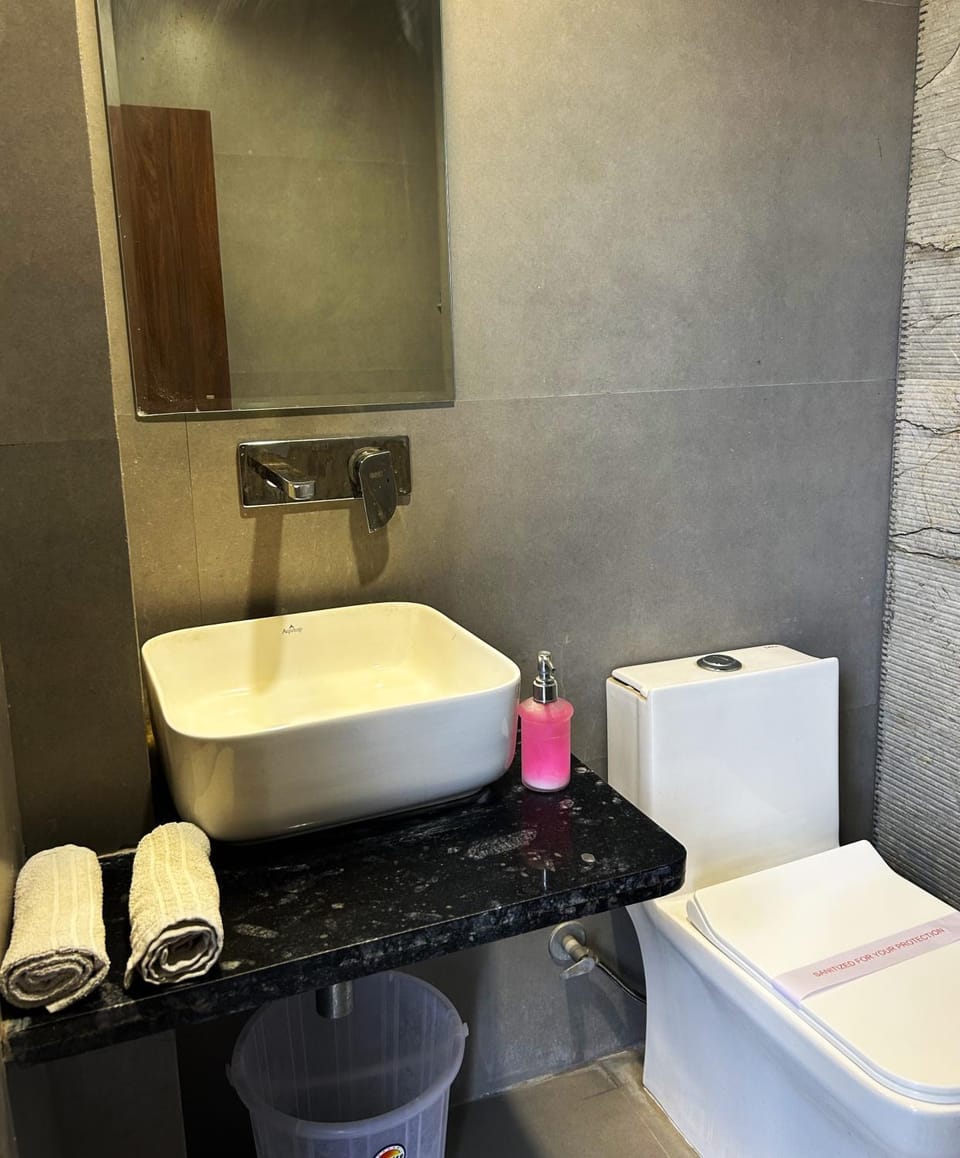 Toilet, Bathroom, towels