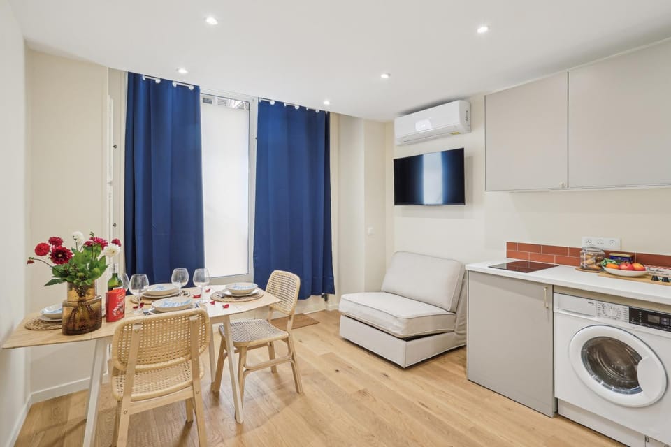 Lavie Maison AC Hot tub Montmartre Apartment in Paris
