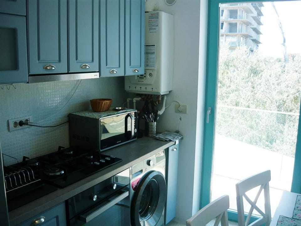 Kitchen or kitchenette, stove, washing machine