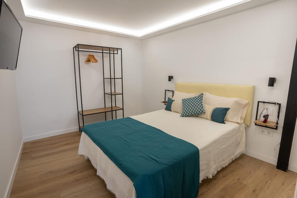 Bed, TV and multimedia, Photo of the whole room, Bedroom