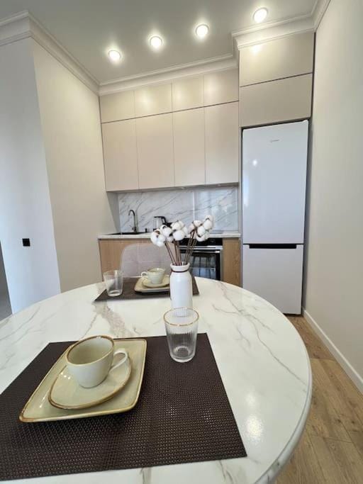 Kitchen or kitchenette, Dining area, minibar, stove