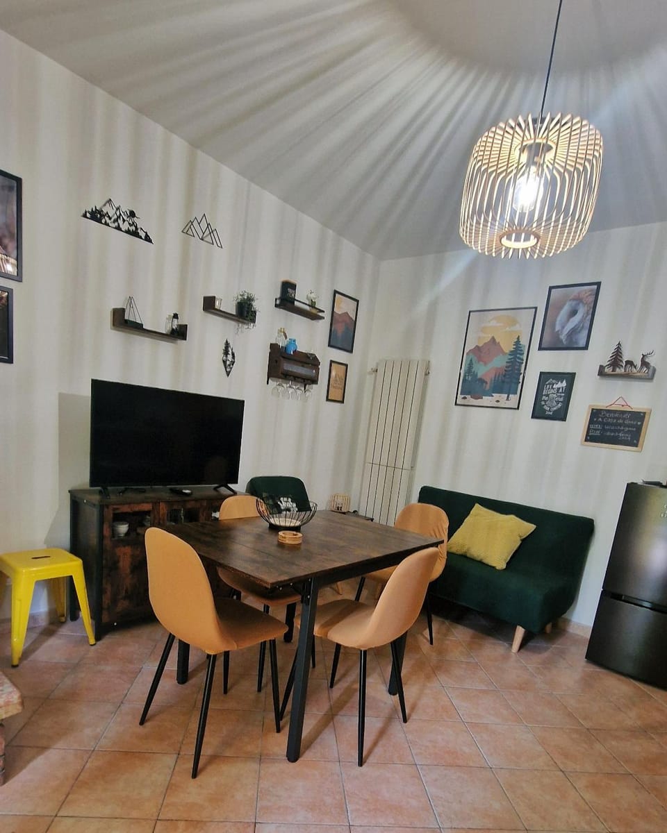 TV and multimedia, Living room, Seating area, Dining area