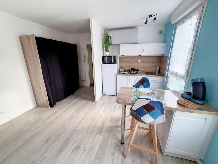 Kitchen or kitchenette, oven, stove, wardrobe
