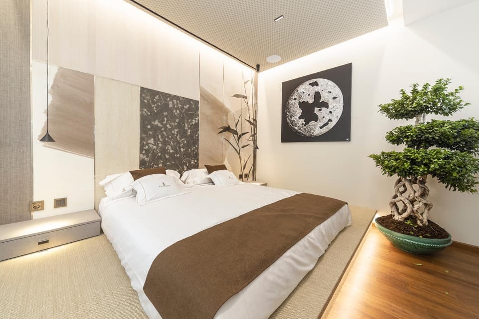 Bed, Photo of the whole room, Decorative detail, Bedroom
