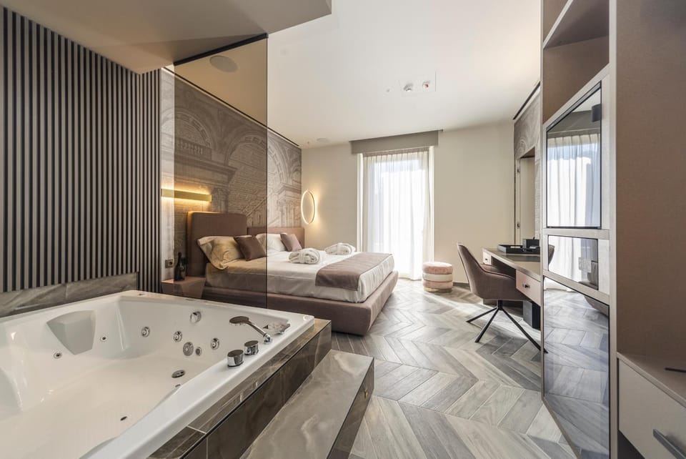 Bed, Hot Tub, Photo of the whole room, Bedroom, minibar