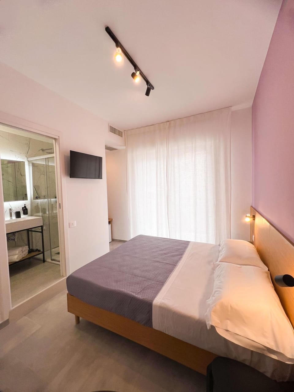 Bed, TV and multimedia, Photo of the whole room, Bedroom