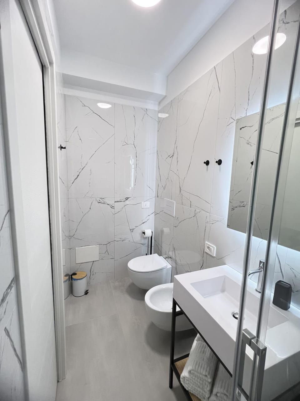 Shower, Toilet, Bathroom, bidet, towels