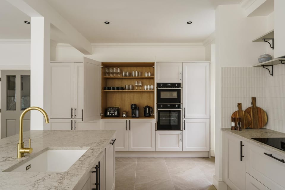 Kitchen or kitchenette, dishwasher