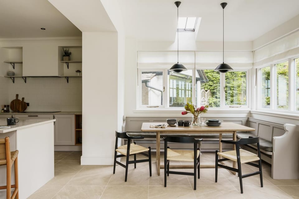 Kitchen or kitchenette, Living room, Seating area, Dining area