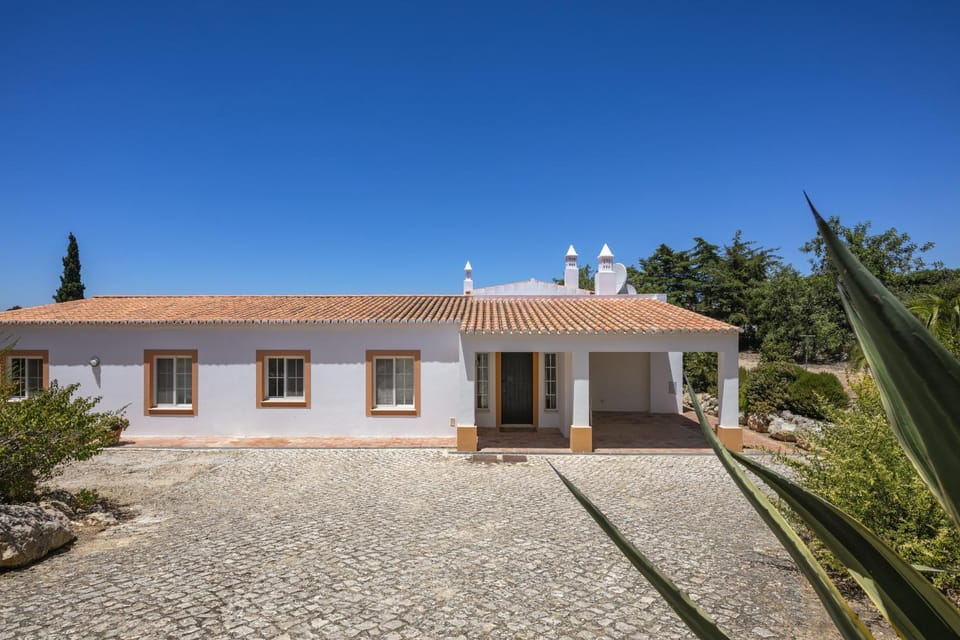 Property building, Facade/entrance, Off site