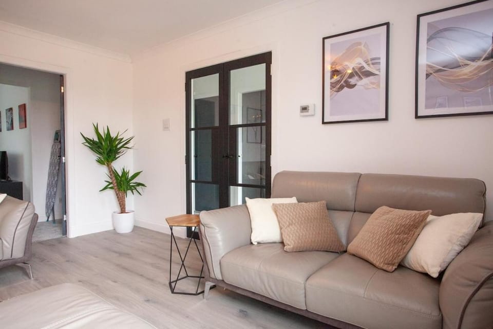 Modern 3 Bed Flat Balloch Apartment in Scotland