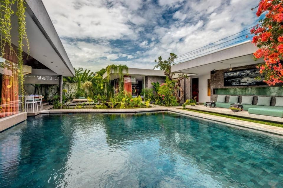 Stunning 4 Bed, Butler Service, Security, Central Villa in North Kuta