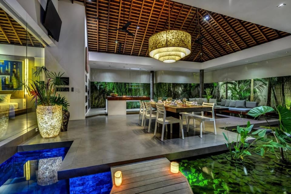 Stunning 4 Bed, Butler Service, Security, Central Villa in North Kuta