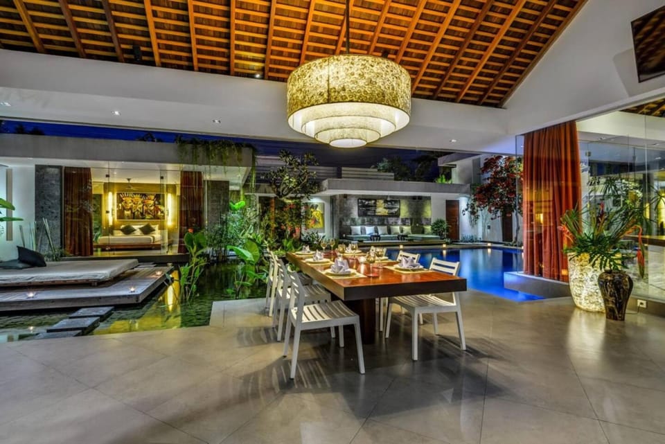 Stunning 4 Bed, Butler Service, Security, Central Villa in North Kuta
