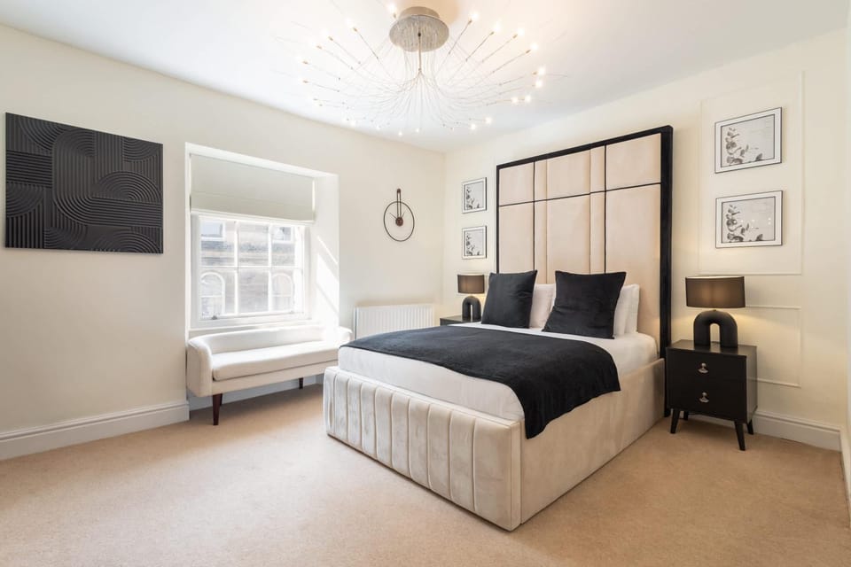Bed, Seating area, Bedroom
