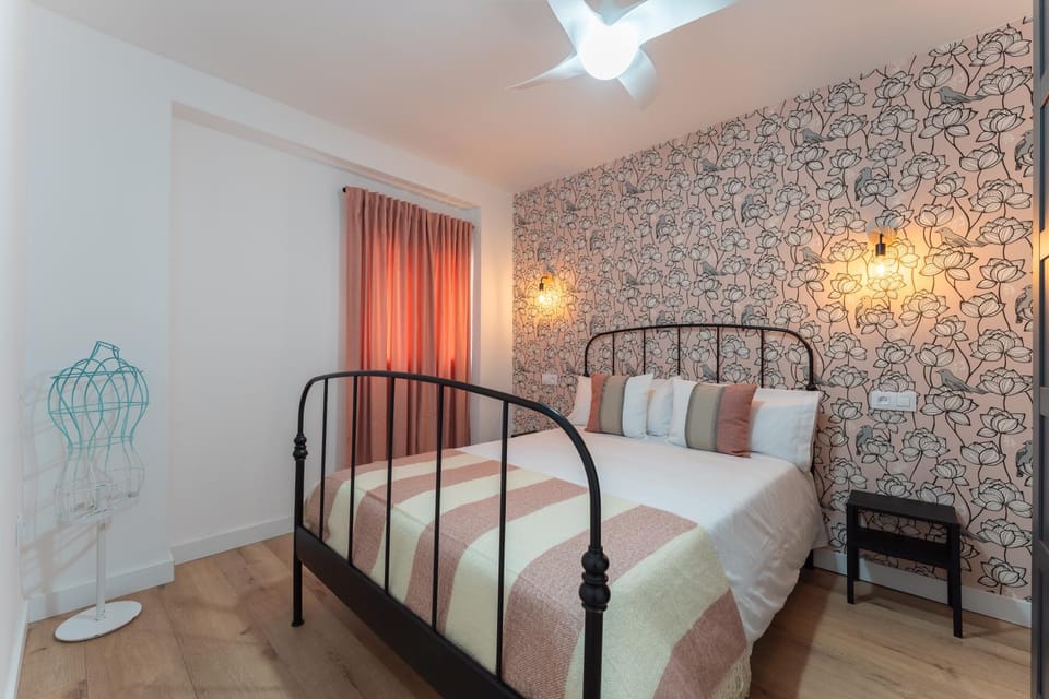 Bed, Day, Photo of the whole room, Decorative detail, Bedroom, towels, wardrobe