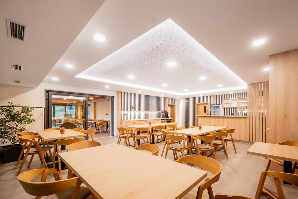 Property building, Restaurant/places to eat, Breakfast