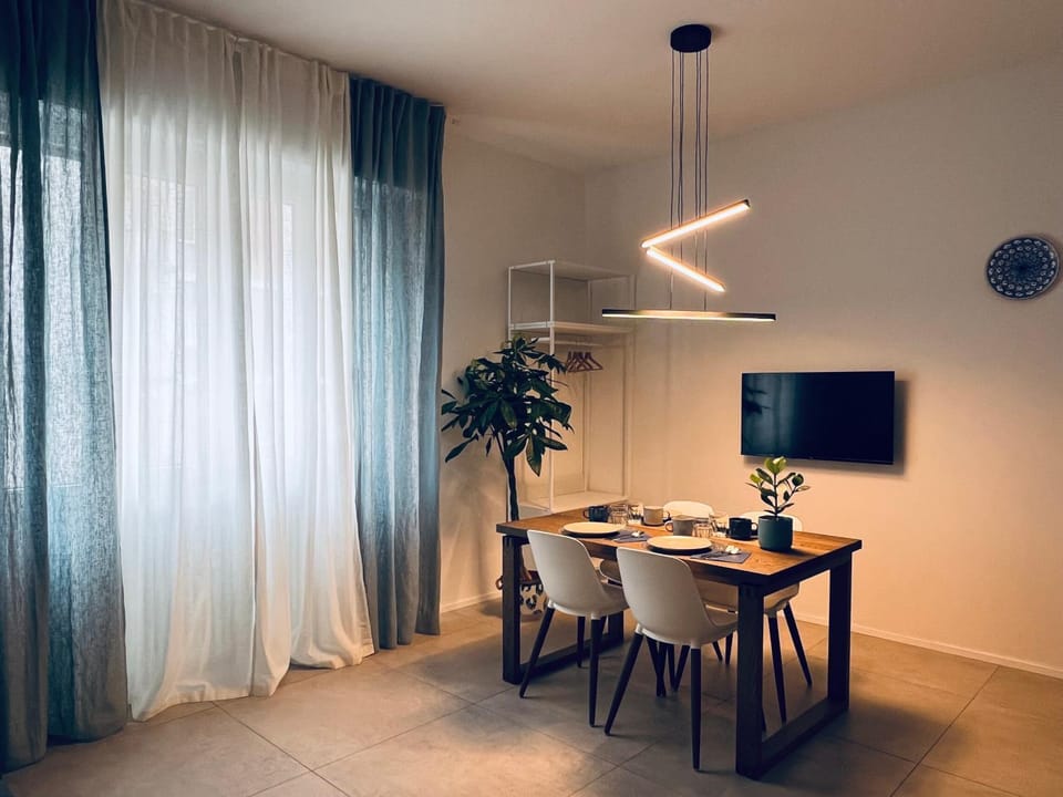 TV and multimedia, Living room, Seating area, Dining area