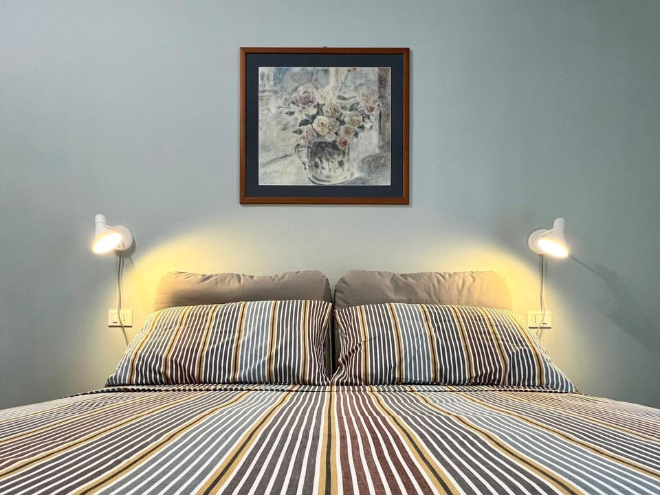 Bed, Photo of the whole room, Decorative detail, Bedroom