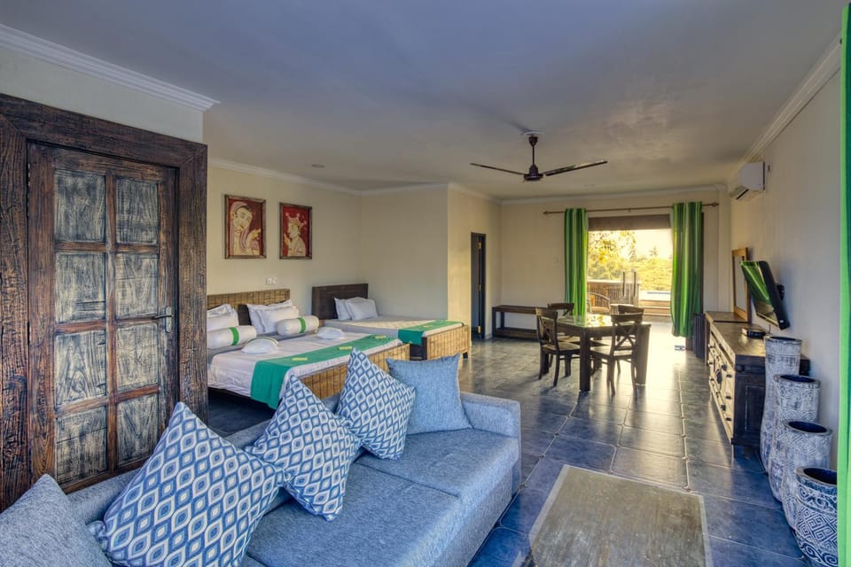 Property building, Bed, TV and multimedia, Seating area, Bedroom, Swimming pool