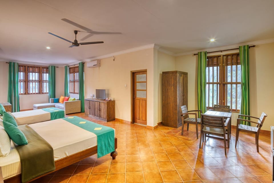 Bed, TV and multimedia, Photo of the whole room, Seating area, Bedroom, air conditioner