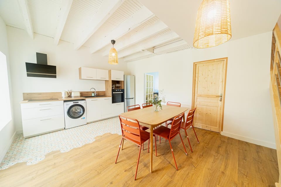 Coffee/tea facilities, Kitchen or kitchenette, Dining area, dishwasher, oven, stove, washing machine, air conditioner
