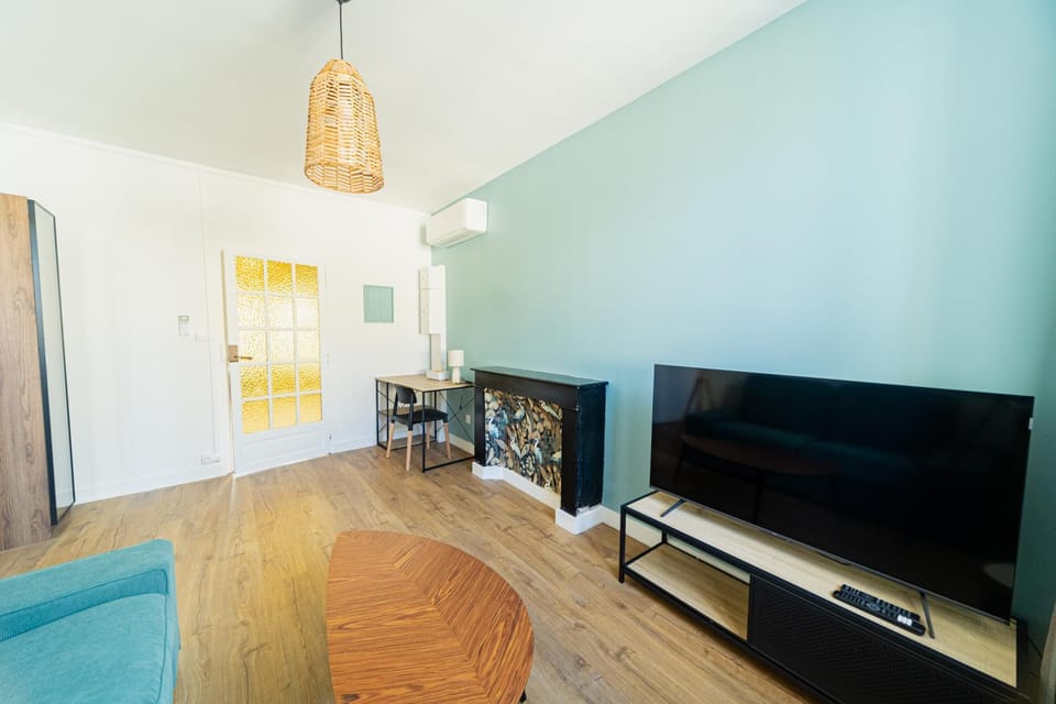 Communal lounge/ TV room, TV and multimedia, Living room, Seating area, internet