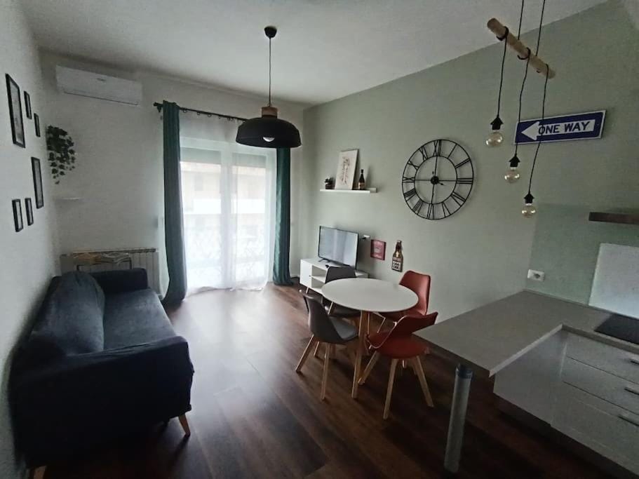 TV and multimedia, Living room, Seating area, Dining area