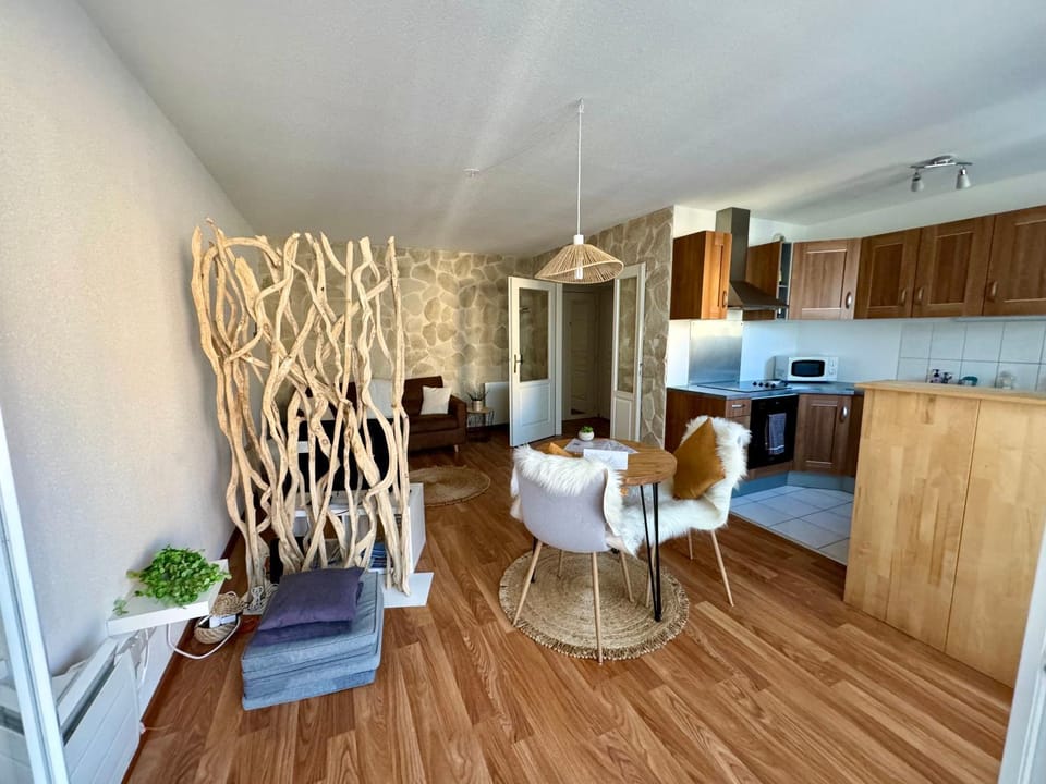 Kitchen or kitchenette, Living room, Seating area, Dining area, oven